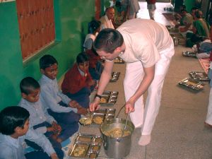 Wir unterstützen die Organisation Food for Life Vrindavan mit einem Mahlzeitergänzungs Programm Mahlzeitergänzungs Programm von Dr. Jacob's Medical in Indien